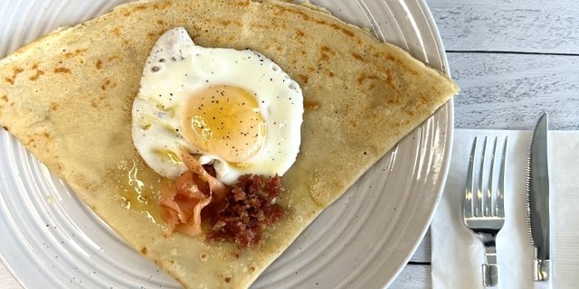 Salmon Benedict Crepe