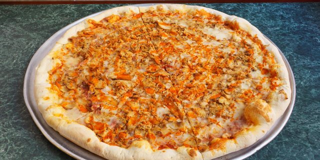 Buffalo Chicken Pizza w/ Red Sauce