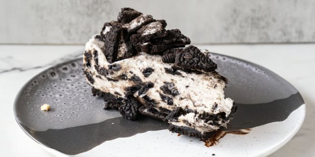 Oreo Cheesecake Slice