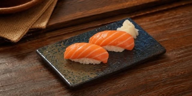 Salmon Sushi (2 Pieces)