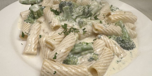 Ziti w/ Broccoli In Alfredo Sauce
