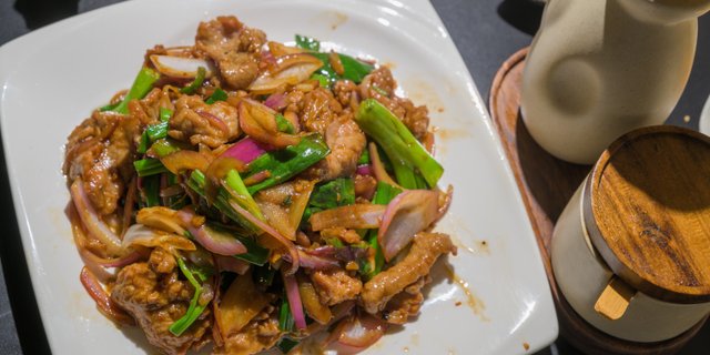 Stir-Fried Beef w/ Scallion & Leek