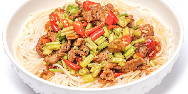 Beef & Wild Chili Peppers Stir-Fry Noodles