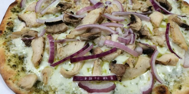 Pesto Chicken Halal Pizza