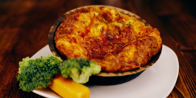 Broccoli & Cheddar Quiche