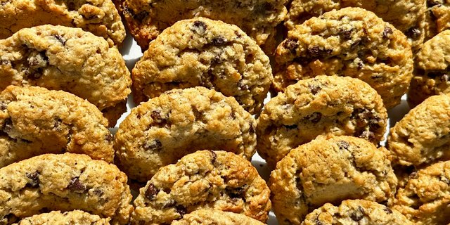 Vegan Oatmeal & Dark Chocolate Cookies
