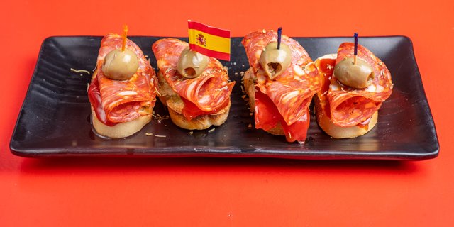 Tostada Chorizo, Pimientos y Olivos