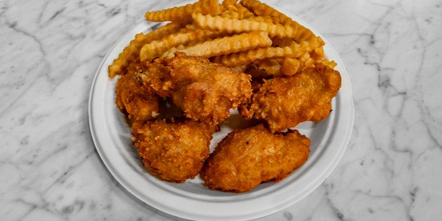 Hot Wings w/ Fries