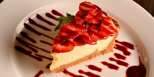 Individual Cheesecake w/ Strawberries