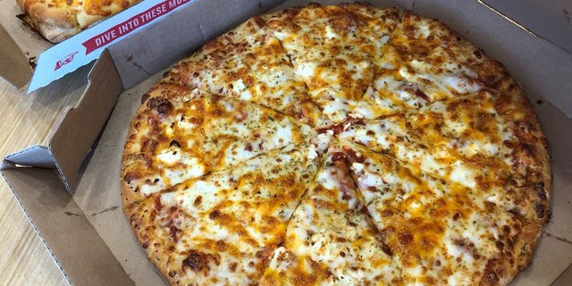 Wisconsin 6-Cheese Hand Tossed Pizza