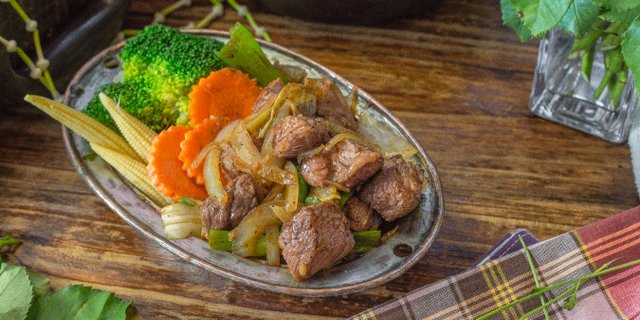 Nuer Pad Prik Thai Dum