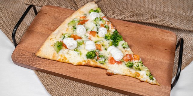 Broccoli & Tomato White Pizza