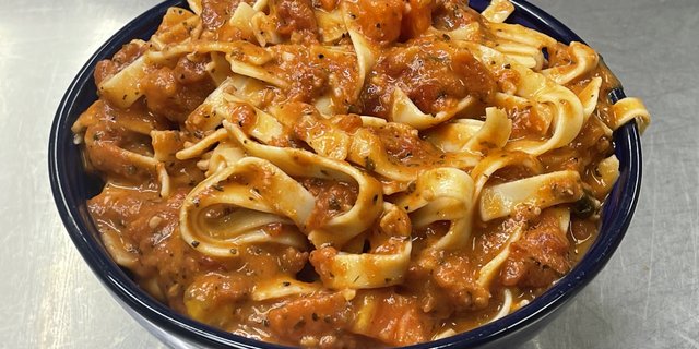 Fettuccine Pasta w/ Tomato-Basil Cream