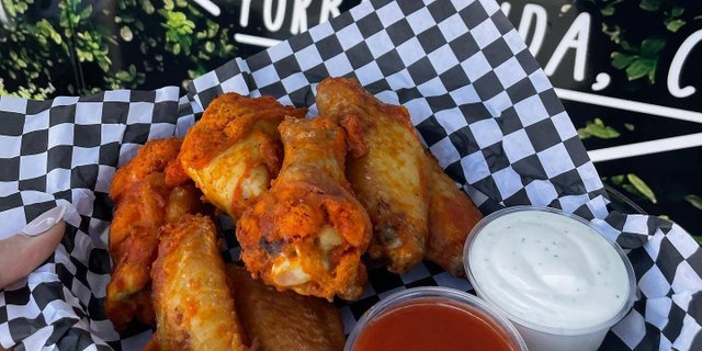8 Buffalo Wings