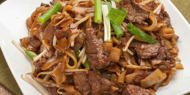 Stir-Fried Beef Ho Fun (Rice Noodles)