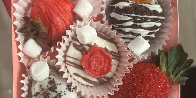Chocolate Dipped Strawberries & Chocolate Dipped Oreos
