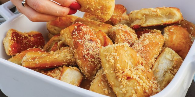 Almond-Crunch Wetzel Bitz Bucket