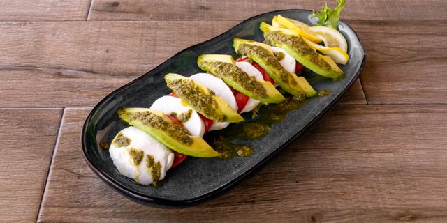 Caprese Avocado