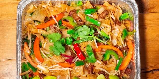 Beef Drunken Noodle Tray