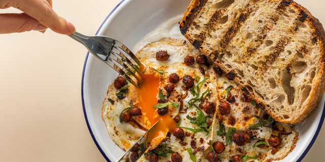 Fried Eggs & Chickpeas Tray