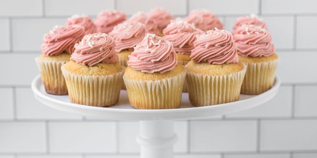 Gluten-Free Vanilla Raspberry Cupcakes