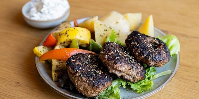 Beeftekia over Potatoes Tray
