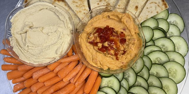 Hummus w/ Veggies & Pita Chips