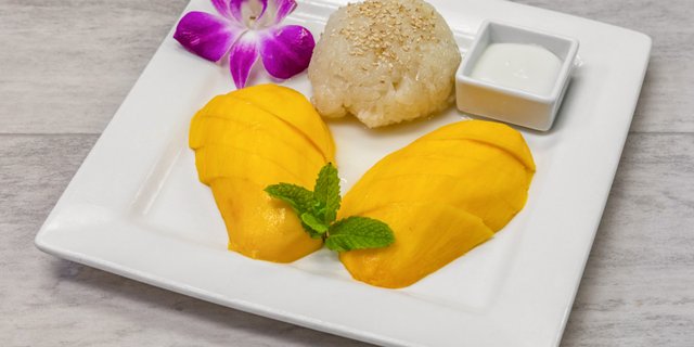Sticky Rice w/ Mango