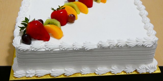 Vanilla Cake w/ Pastry Cream & Puff Pastry