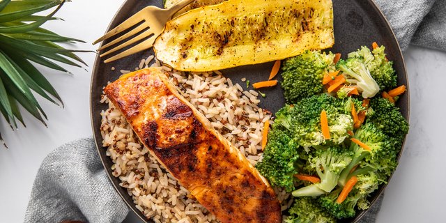 B's Omega-3 Salmon Plate Lunch Box