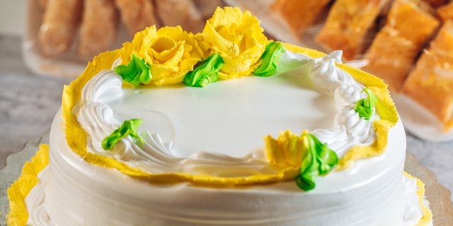 Round 8" Vanilla Cake & Pastry Package 1