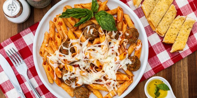 Ziti w/ Meatballs