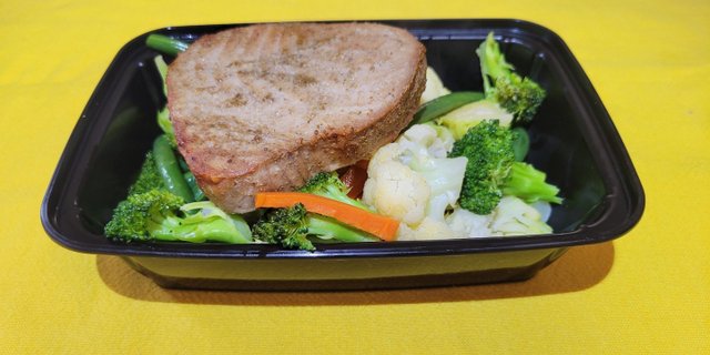 Tuna Steak W/ Steamed Vegetables