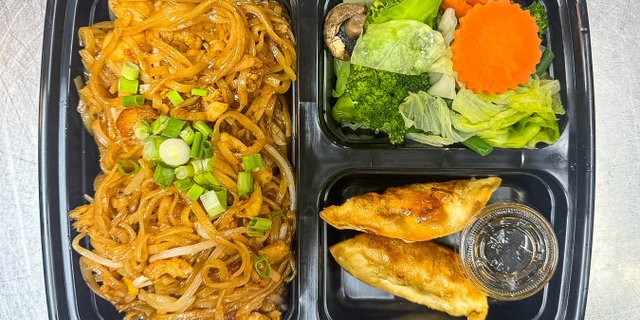 Chicken Pad Thai Boxed Lunch