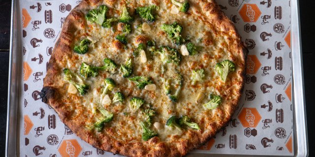 White Broccoli & Garlic Pizza