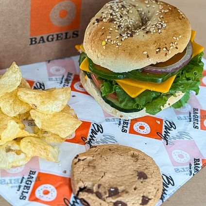 Hummus & Veggie Sandwich Bagel Boxes