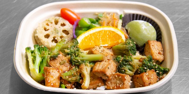 Deluxe Sesame Tofu w/ Broccoli Bento Box