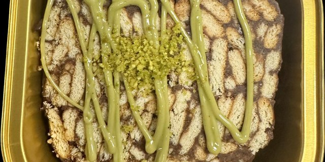 Single Mosaic Cake w/ Pistachio Sauce