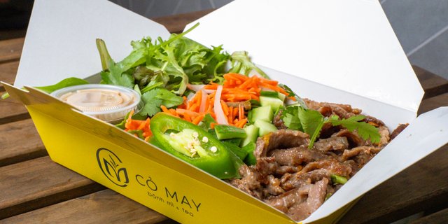 Stir-Fried Black Pepper Beef Salad Box
