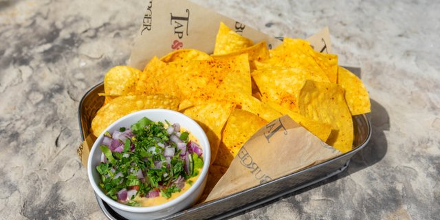 Queso & Chips