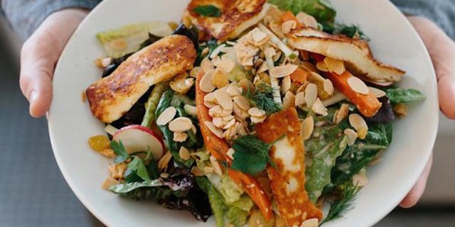 Crunchy Halloumi Salad