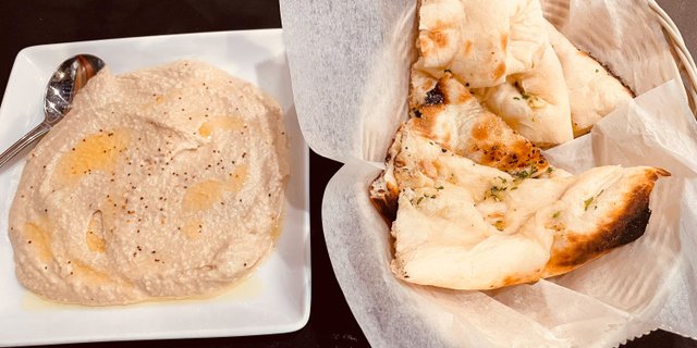 Hummus w/ Garlic Naan