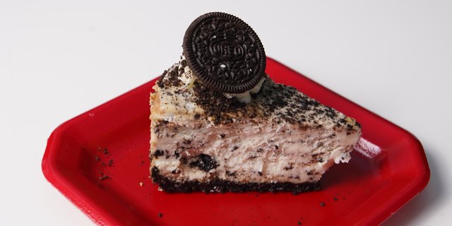 Oreo Cheesecake Slice