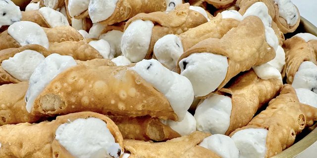 Mini Ricotta Cannoli Box