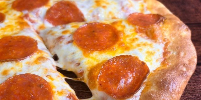Pepperoni Hand-Tossed Pizza