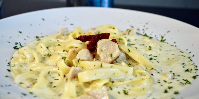 Fettucine Alfredo w/ Chicken