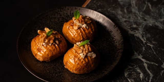 Sticky Walnut Bun
