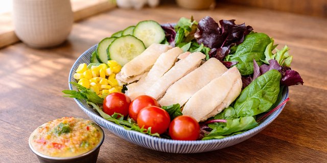 Spicy House Salad w/ Poached Chicken