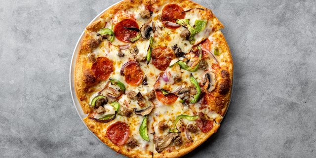 Muy Famosa House Deluxe Pizza