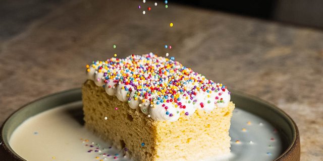 Dot Cake Tres Leches